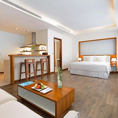 Stunning Apartments Across My Khe Beach ! Rooftop Pool & Gym Дананг Экстерьер фото