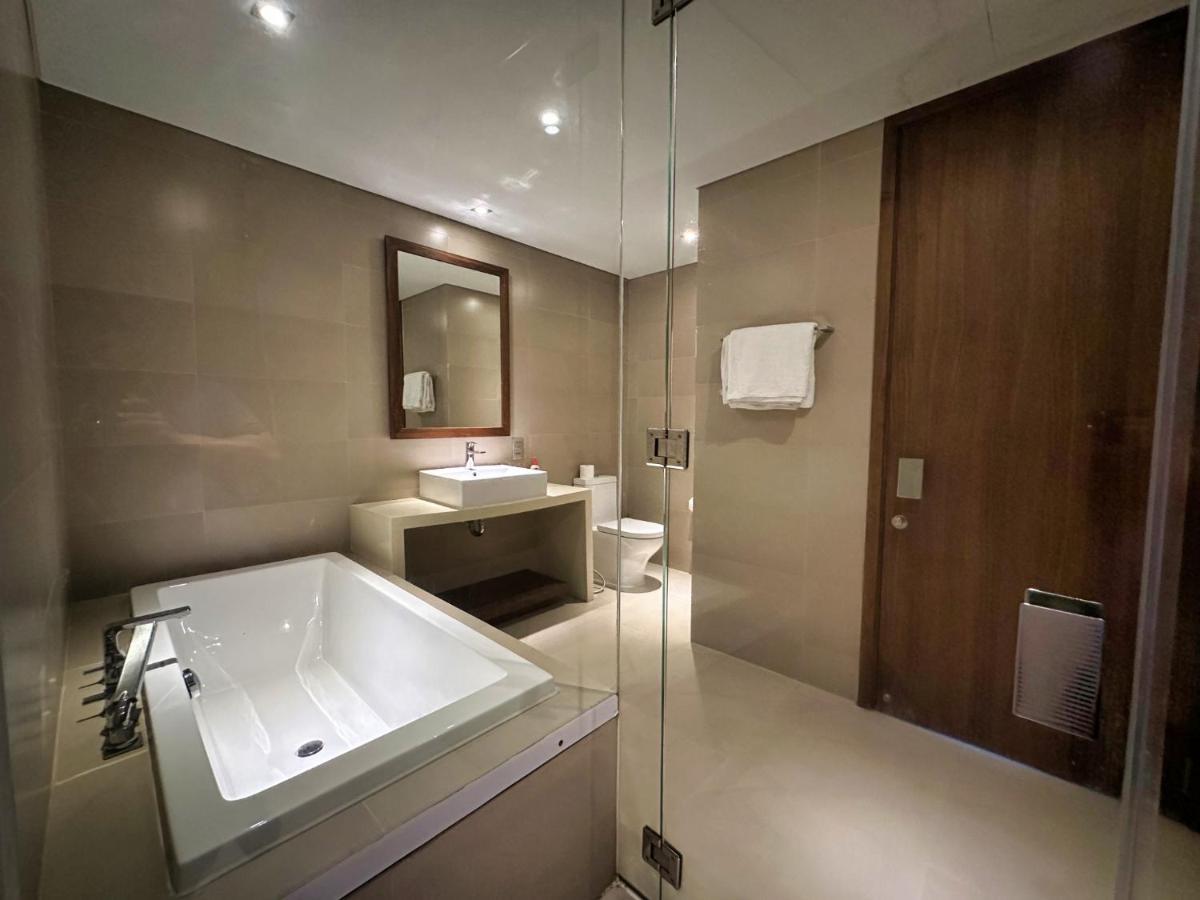 Stunning Apartments Across My Khe Beach ! Rooftop Pool & Gym Дананг Экстерьер фото