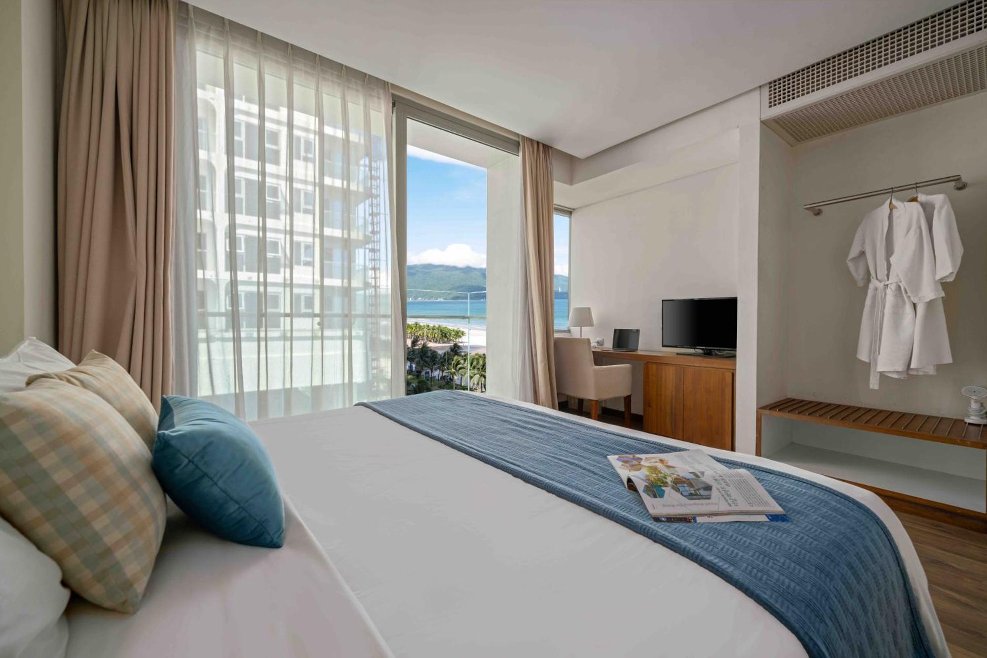 Stunning Apartments Across My Khe Beach ! Rooftop Pool & Gym Дананг Экстерьер фото