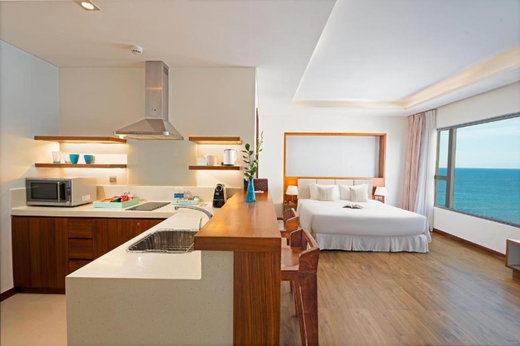 Stunning Apartments Across My Khe Beach ! Rooftop Pool & Gym Дананг Экстерьер фото