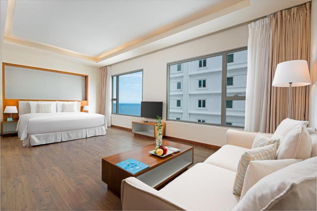 Stunning Apartments Across My Khe Beach ! Rooftop Pool & Gym Дананг Экстерьер фото